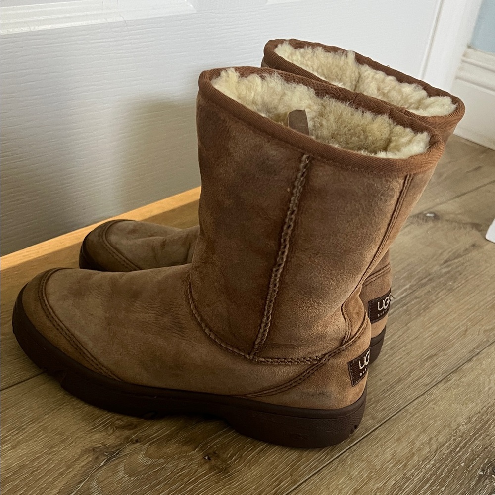 🛑 1 hour sale. UGG, size 7, Mid Height Tan Beige Suede Winter Boots - Picture 8 of 14